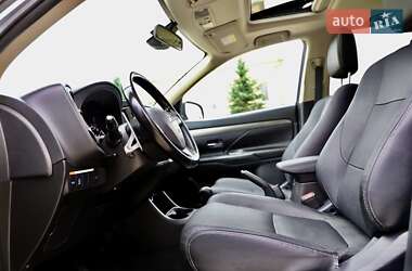 Внедорожник / Кроссовер Mitsubishi Outlander 2016 в 