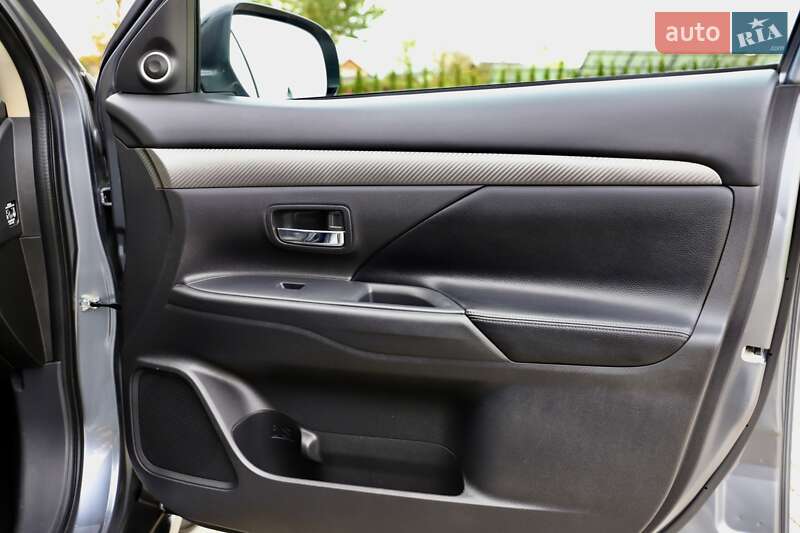 Внедорожник / Кроссовер Mitsubishi Outlander 2016 в Дрогобыче