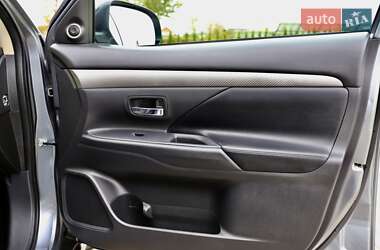 Внедорожник / Кроссовер Mitsubishi Outlander 2016 в 