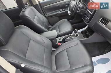 Позашляховик / Кросовер Mitsubishi Outlander 2013 в  фото 25 Позашляховик / Кросовер Mitsubishi Outlander 2013 в