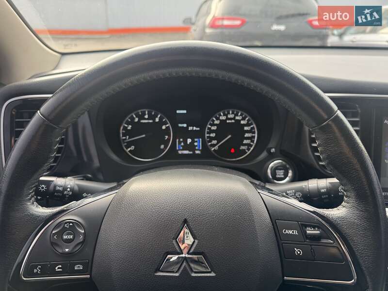 Внедорожник / Кроссовер Mitsubishi Outlander 2021 в Вишневом фото 2 Внедорожник / Кроссовер Mitsubishi Outlander 2021 в Вишневом