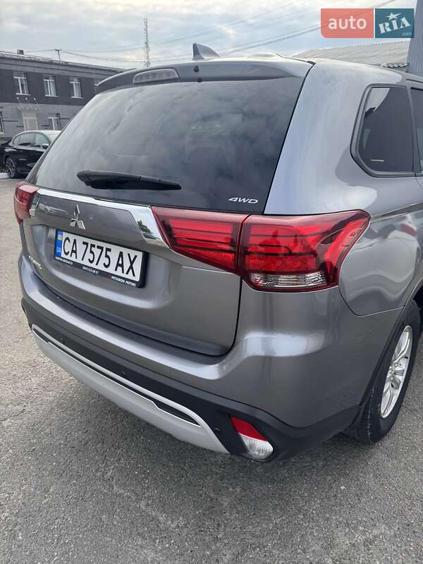 Внедорожник / Кроссовер Mitsubishi Outlander 2021 в Вишневом фото 6 Внедорожник / Кроссовер Mitsubishi Outlander 2021 в Вишневом
