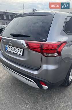 Позашляховик / Кросовер Mitsubishi Outlander 2021 в  фото 6 Позашляховик / Кросовер Mitsubishi Outlander 2021 в