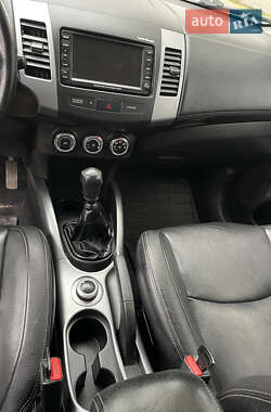Внедорожник / Кроссовер Mitsubishi Outlander 2010 в 
