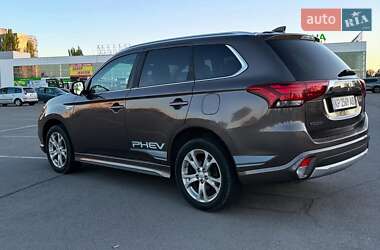 Позашляховик / Кросовер Mitsubishi Outlander 2018 в 