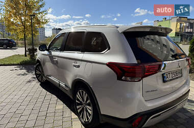 Позашляховик / Кросовер Mitsubishi Outlander 2021 в 