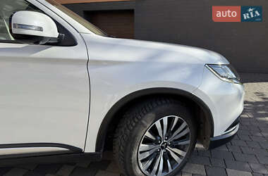 Позашляховик / Кросовер Mitsubishi Outlander 2021 в 