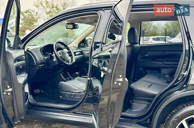 Позашляховик / Кросовер Mitsubishi Outlander 2016 в  фото 48 Позашляховик / Кросовер Mitsubishi Outlander 2016 в