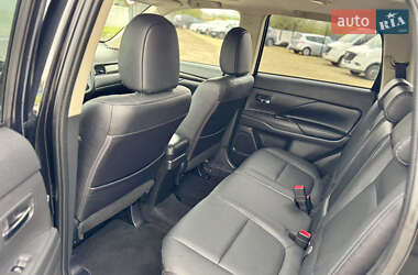 Позашляховик / Кросовер Mitsubishi Outlander 2016 в  фото 52 Позашляховик / Кросовер Mitsubishi Outlander 2016 в