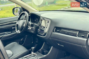 Позашляховик / Кросовер Mitsubishi Outlander 2016 в  фото 63 Позашляховик / Кросовер Mitsubishi Outlander 2016 в