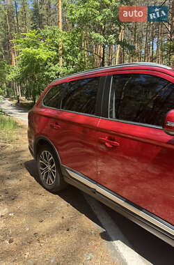 Внедорожник / Кроссовер Mitsubishi Outlander 2017 в 