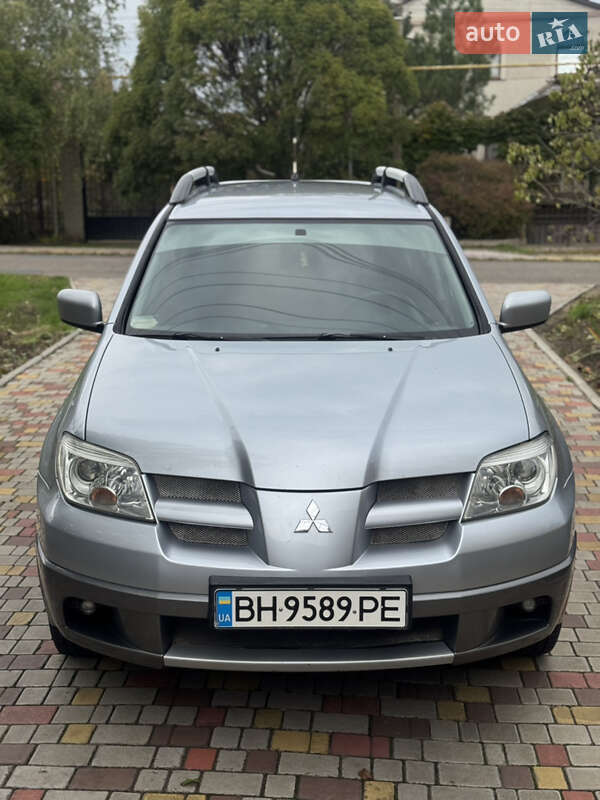 Внедорожник / Кроссовер Mitsubishi Outlander 2003 в  фото Внедорожник / Кроссовер Mitsubishi Outlander 2003 в