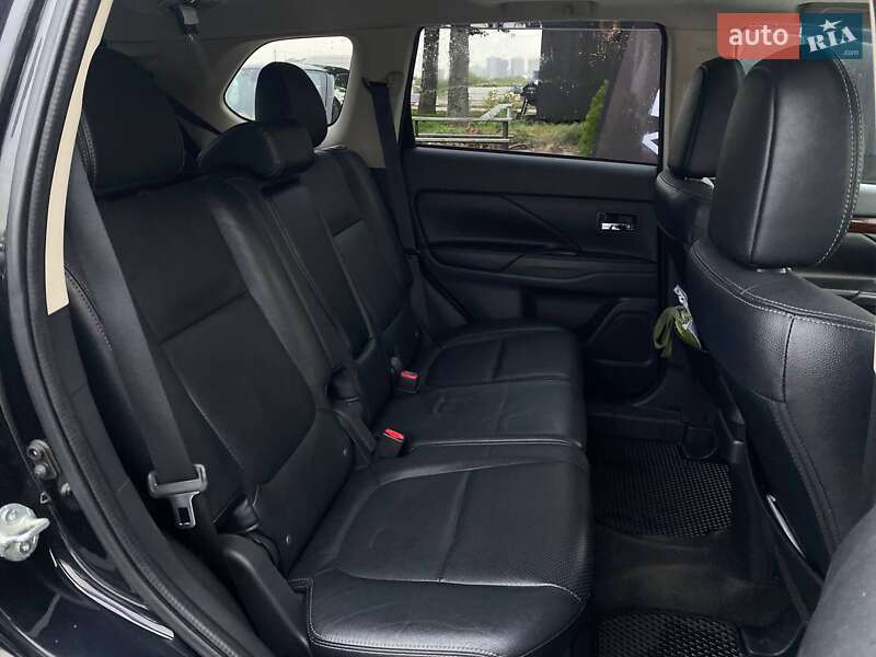 Внедорожник / Кроссовер Mitsubishi Outlander 2015 в Киеве