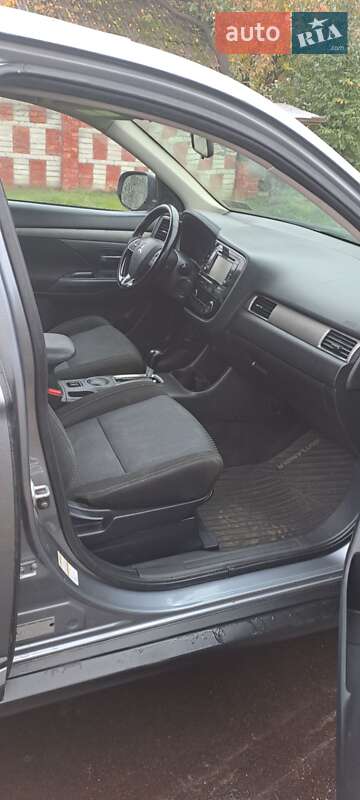 Внедорожник / Кроссовер Mitsubishi Outlander 2016 в Березане