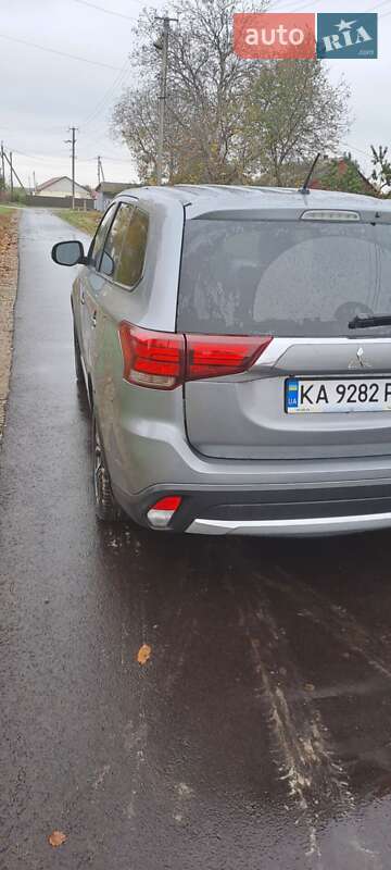 Внедорожник / Кроссовер Mitsubishi Outlander 2016 в Березане