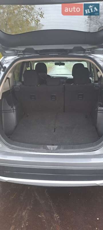 Внедорожник / Кроссовер Mitsubishi Outlander 2016 в Березане