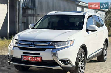 Внедорожник / Кроссовер Mitsubishi Outlander 2016 в 