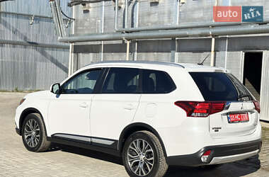 Внедорожник / Кроссовер Mitsubishi Outlander 2016 в 
