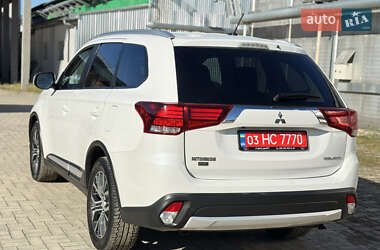 Внедорожник / Кроссовер Mitsubishi Outlander 2016 в 