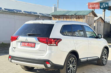 Внедорожник / Кроссовер Mitsubishi Outlander 2016 в 