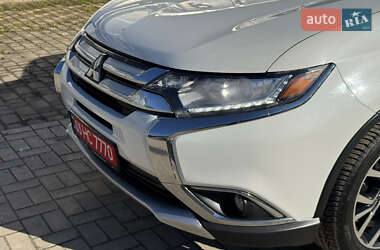 Внедорожник / Кроссовер Mitsubishi Outlander 2016 в 