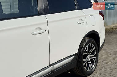 Внедорожник / Кроссовер Mitsubishi Outlander 2016 в 