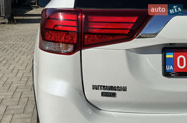 Внедорожник / Кроссовер Mitsubishi Outlander 2016 в 