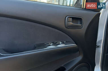 Позашляховик / Кросовер Mitsubishi Outlander 2006 в  фото 44 Позашляховик / Кросовер Mitsubishi Outlander 2006 в