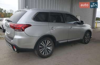 Внедорожник / Кроссовер Mitsubishi Outlander 2017 в 