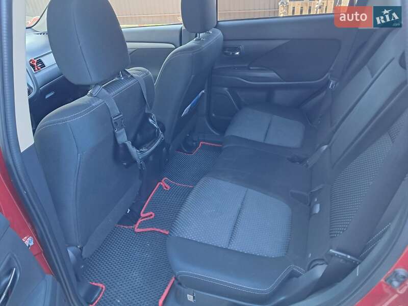 Внедорожник / Кроссовер Mitsubishi Outlander 2018 в Городке