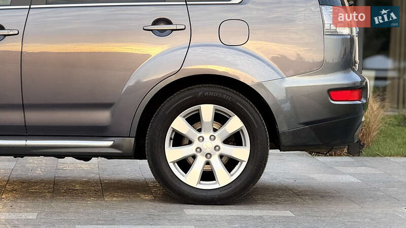 Внедорожник / Кроссовер Mitsubishi Outlander 2011 в Ровно