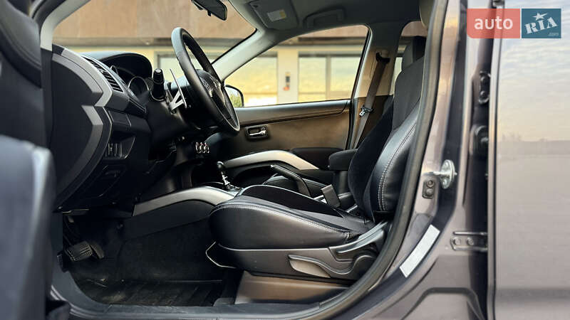 Внедорожник / Кроссовер Mitsubishi Outlander 2011 в Ровно