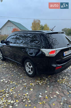 Позашляховик / Кросовер Mitsubishi Outlander 2014 в  фото 3 Позашляховик / Кросовер Mitsubishi Outlander 2014 в