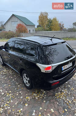 Позашляховик / Кросовер Mitsubishi Outlander 2014 в  фото 4 Позашляховик / Кросовер Mitsubishi Outlander 2014 в