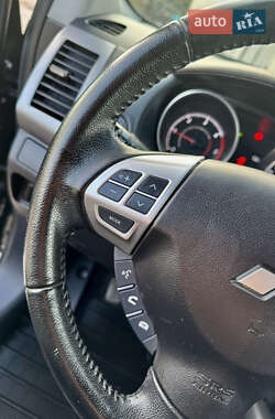 Внедорожник / Кроссовер Mitsubishi Outlander 2012 в 
