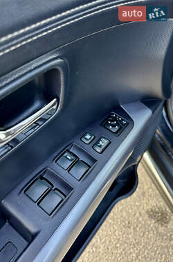 Внедорожник / Кроссовер Mitsubishi Outlander 2012 в 