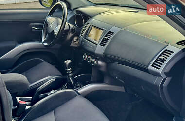 Внедорожник / Кроссовер Mitsubishi Outlander 2012 в 