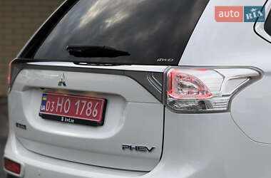 Внедорожник / Кроссовер Mitsubishi Outlander 2015 в 
