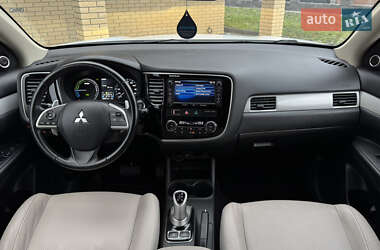 Внедорожник / Кроссовер Mitsubishi Outlander 2015 в 