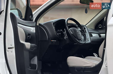 Внедорожник / Кроссовер Mitsubishi Outlander 2015 в 