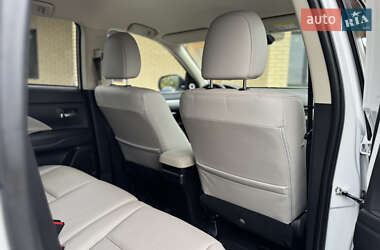 Внедорожник / Кроссовер Mitsubishi Outlander 2015 в 