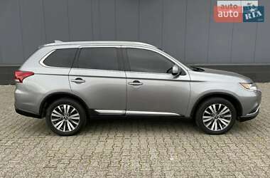 Внедорожник / Кроссовер Mitsubishi Outlander 2019 в Киеве