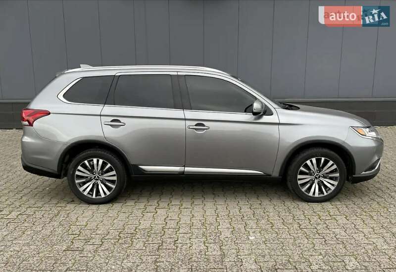 Позашляховик / Кросовер Mitsubishi Outlander 2019 в  фото Позашляховик / Кросовер Mitsubishi Outlander 2019 в