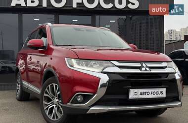 Внедорожник / Кроссовер Mitsubishi Outlander 2016 в 