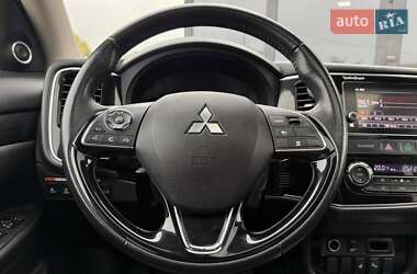 Внедорожник / Кроссовер Mitsubishi Outlander 2016 в 