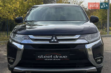 Внедорожник / Кроссовер Mitsubishi Outlander 2017 в 