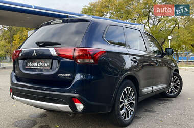 Внедорожник / Кроссовер Mitsubishi Outlander 2017 в 