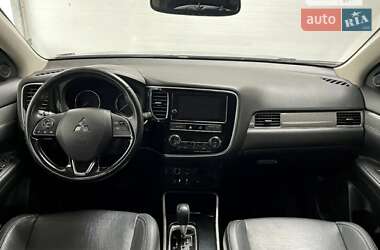 Позашляховик / Кросовер Mitsubishi Outlander 2019 в  фото 3 Позашляховик / Кросовер Mitsubishi Outlander 2019 в