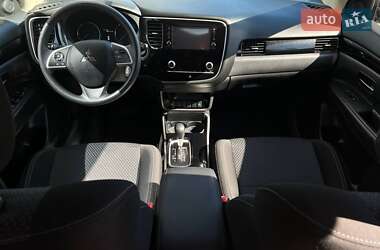 Позашляховик / Кросовер Mitsubishi Outlander 2020 в 