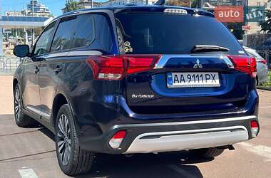 Позашляховик / Кросовер Mitsubishi Outlander 2020 в 